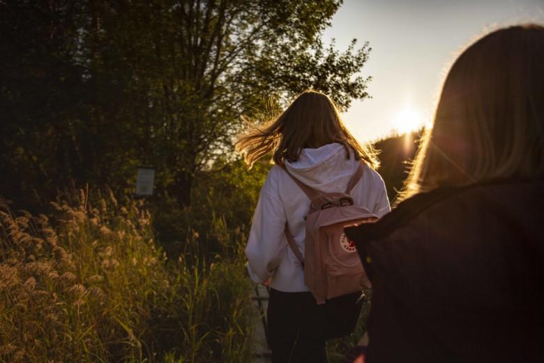 Kaksi tyttöä kulkee pitkin Nautelankosken luontopolkua.