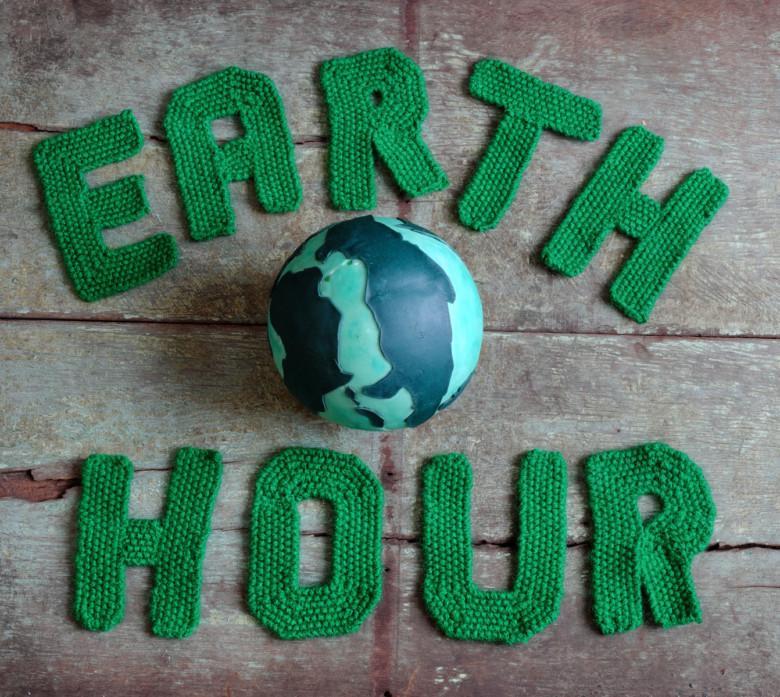 Virhreällä langalla virkattu teksti Earth Hour ja maapallo.