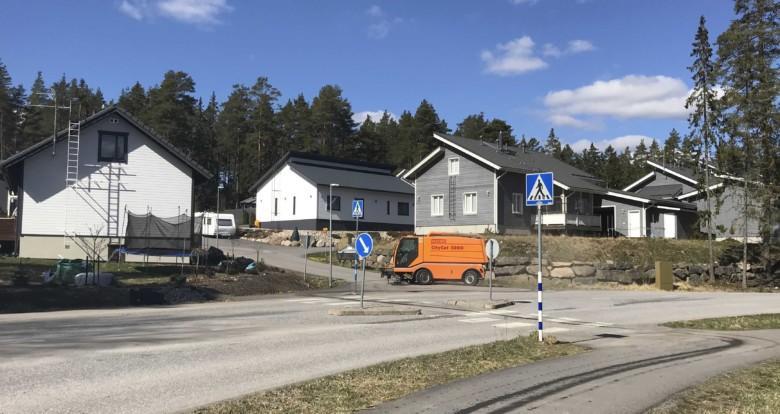Harjakone harjaa tietä puhtaaksi talven jäljiltä.