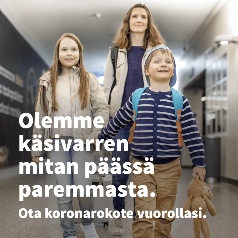 Nainen ja kaksi lasta kävelevät hymyillen pitkin käytävää. Teksti Olemme käsivarren mitan päässä paremmasta. Ota koronarokotus vuorollasi.