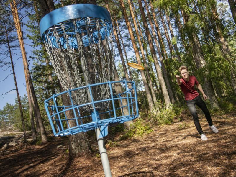 Heittäjä ja maalikori frisbeegolfradalla