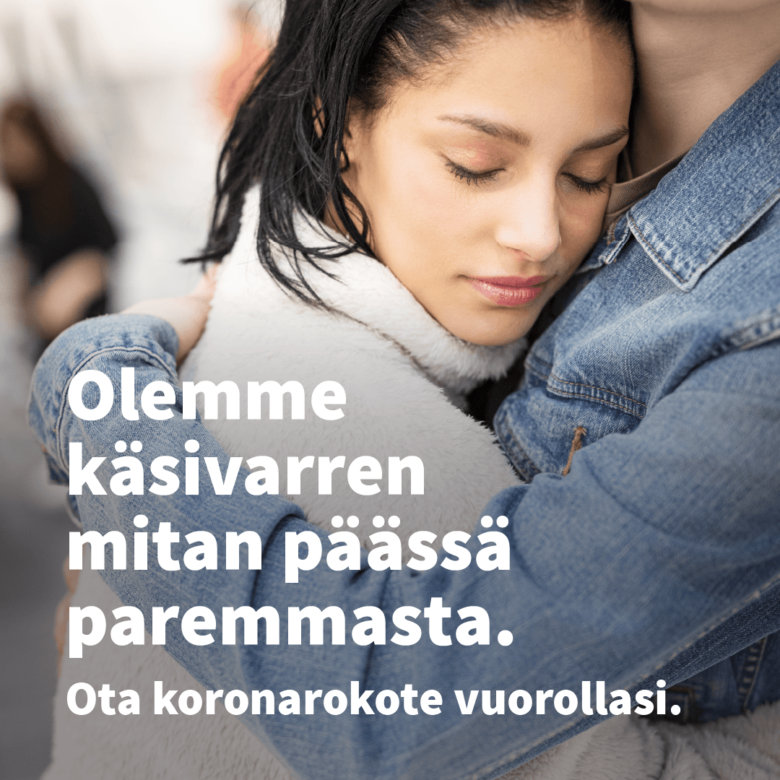 Nuori nainen ja mies halaavat toisiaan. Teksti: Olemme käsivarren mitan päässä paremmasta. Ota koronarokote vuorollasi.