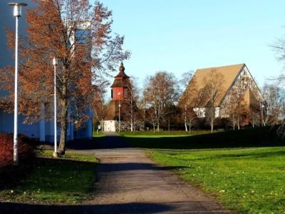 Hyvättylänpuiston kävelytie kunnatalon ohi kirkon suuntaan.