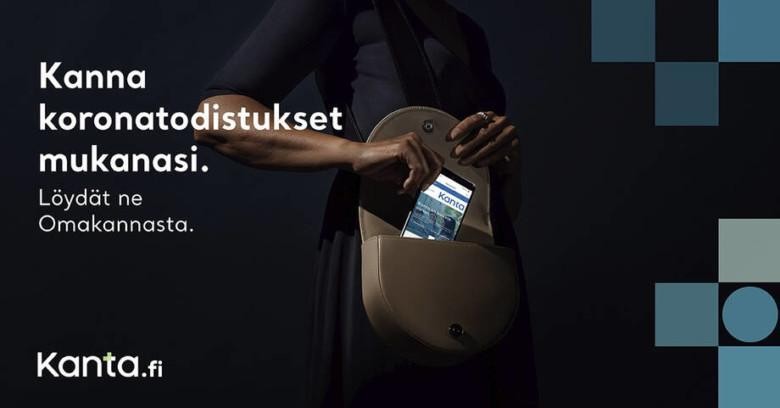 Nainen ottaa käsilaukusta matkapuhelimen, jossa on näytöllä koronatodistus. Kanna koronatodistukset mukanasi. Löydät ne Omakannasta. kanta.fi.