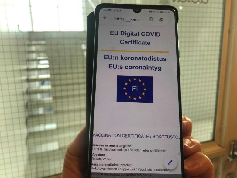 EU:n koronatodistus matkapuhelimen näytöllä.