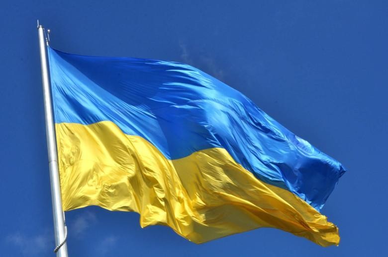 Ukrainan lippu liehuu tuulessa.