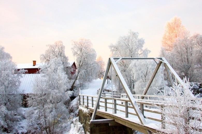 Talvinen, lumesta valkoinen Nautelankosken alue.