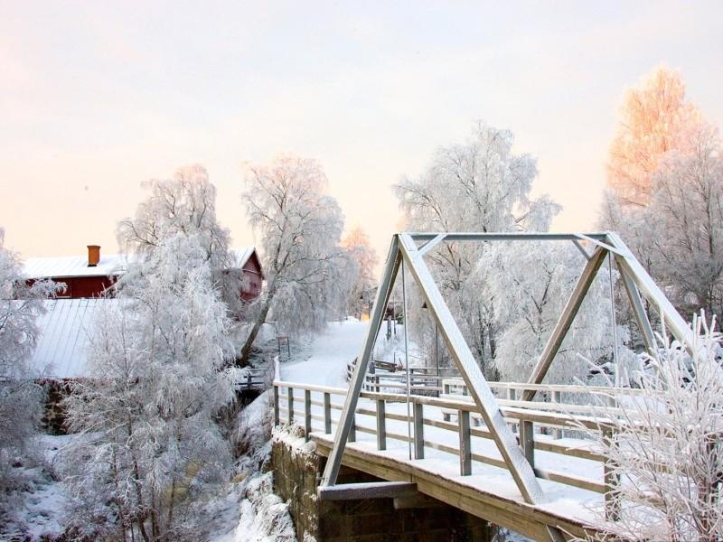 Talvinen, lumesta valkoinen Nautelankosken alue.
