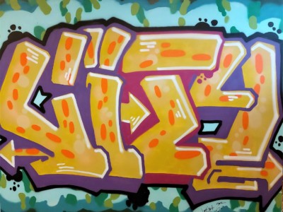 Värikäs graffititeos seinällä, jossa lukee CITY.