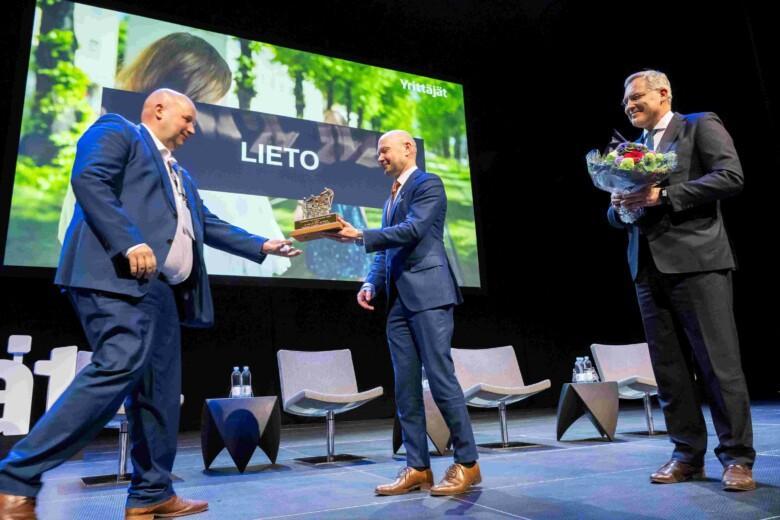 Kaupunginjohtaja Mika Ingi vastaanottaa palkinnon Suomen Yrittäjien puheenjohtaja Petri Salmiselta.