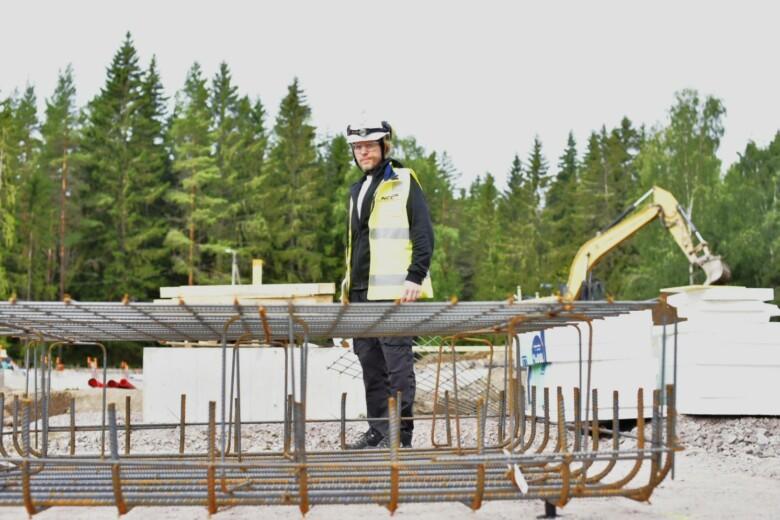 Roope Mäkinen pääurakoitsija NCC Suomi Oy:stä seisoo Keskuskoulun rakennustyömaalla.