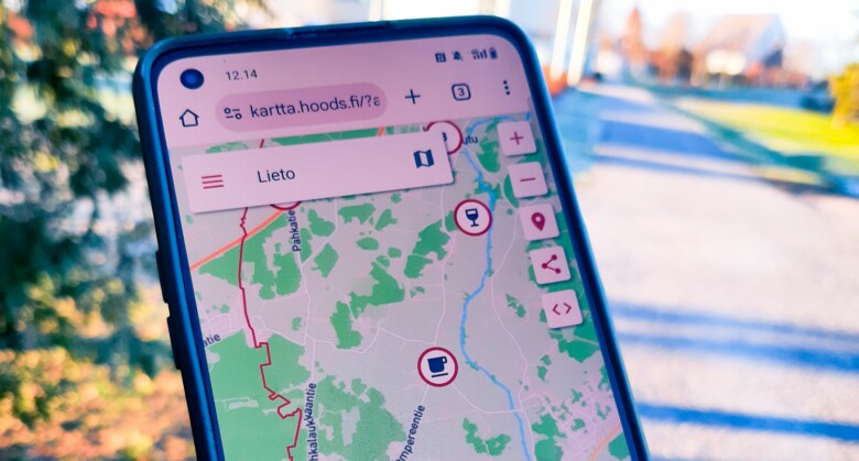 Puhelimen näytöllä Liedon yrityskartta kohteineen.