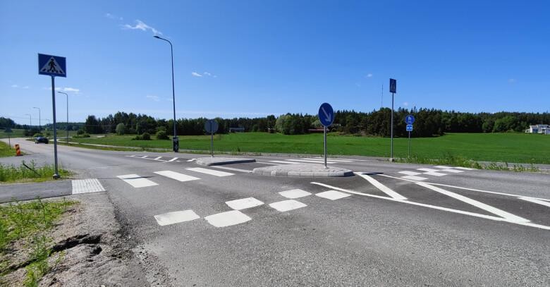 Korotettu suojatie Ajurintiellä.