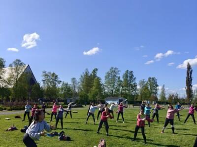 puistojumppa liikunta ulkoliikunta kaupungintalon puisto