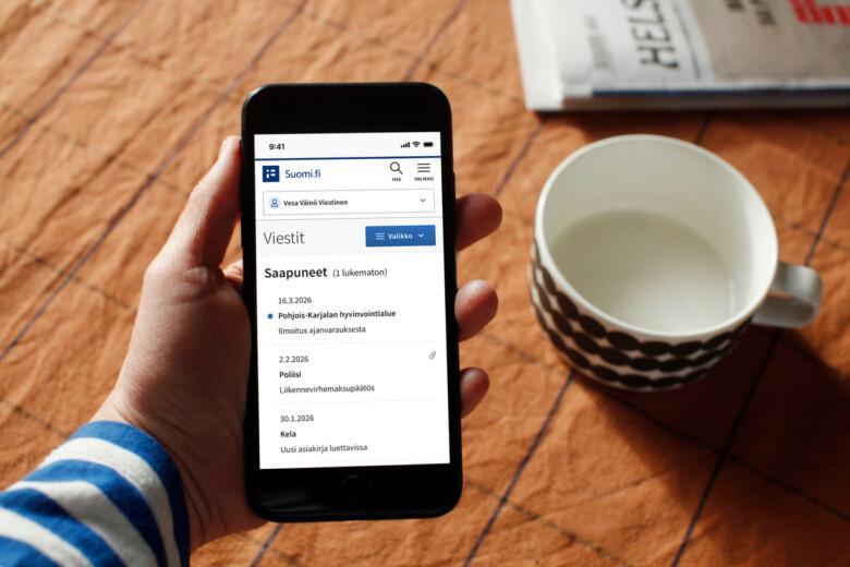Kuvassa näkyy puhelin, jonka näytöllä näkyy suomi.fi-palvelu.